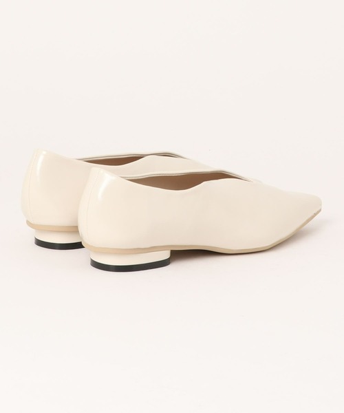 ap retro(アプレトロ)の「Vカットマニッシュパンプス(パンプス・レディース・アイボリー/ブラック・MEDIUM/LARGE)」の13枚目の写真