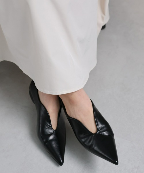 ap retro(アプレトロ)の「Vカットマニッシュパンプス(パンプス・レディース・アイボリー/ブラック・MEDIUM/LARGE)」の9枚目の写真