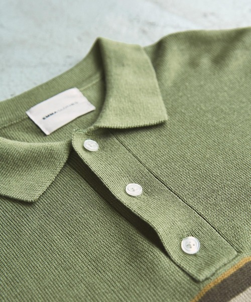 EMMA CLOTHES(エマクローズ)の「パネルマルチボーダー刺繍ルーズニットポロシャツ EMMA CLOTHES(ポロシャツ・メンズ・チャコール/ライトグレー/オリーブ・M/L)」の14枚目の写真