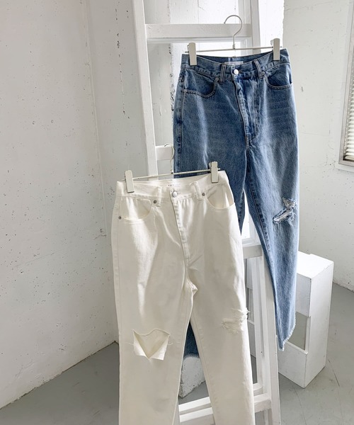 KBF（ケイビーエフ）の「リメイクダメージスリットデニム（デニムパンツ・レディース・ライトブルー/ホワイト・36/38）」の9枚目の写真
