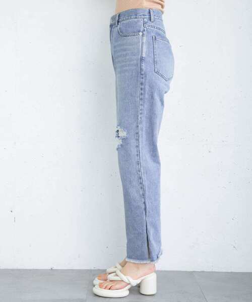 KBF（ケイビーエフ）の「リメイクダメージスリットデニム（デニムパンツ・レディース・ライトブルー/ホワイト・36/38）」の12枚目の写真