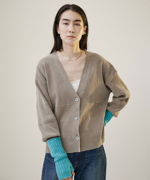 SALON adam et rope'（サロン アダム エ ロペ）の「【雑誌掲載】リブVネックカーディガン -CreamyCotton /クリーミーコットン-（カーディガン/ボレロ・レディース・ブラック系その他/ホワイト/ベージュ/グレー・FREE）」の4枚目の写真