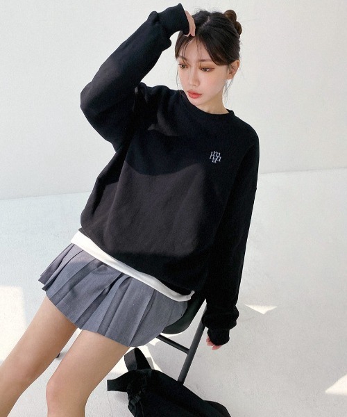 muahmuah(ムーアムーア)の「A'GEM/9 × .kom『muah muah/ムーアムーア』SIGNATURE BACK POINT NAPPING MTM/シグニチャー バックポイント 裏起毛 プルオーバー スウェットシャツ(スウェット・レディース・グレー/ブラック・FREE)」の3枚目の写真