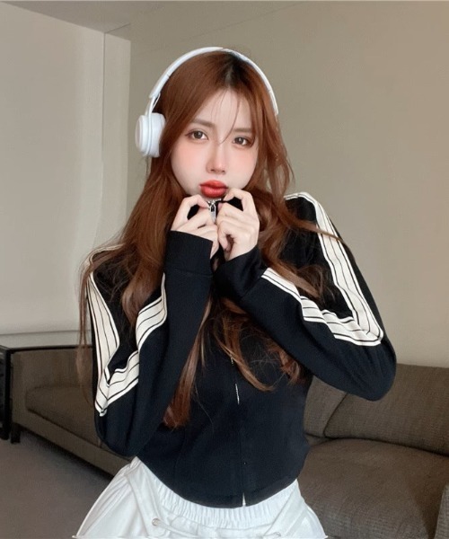 .KOM（ドットコム）の「A'GEM/9 × .kom『.kom/ドットケーオーエム』クロップド丈 ラインジャージ（ジャージ・レディース・ブラック・S/M）」の4枚目の写真