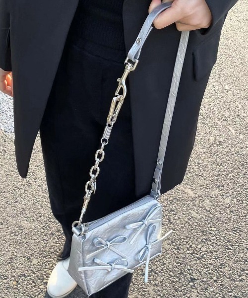 LAC-VERT(ラック・ヴェール)の「シルバーミニリボンハンドバッグ(ハンドバッグ・レディース・シルバー・FREE)」の4枚目の写真