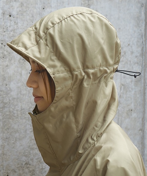 Wpc.（ダブリュピーシー）の「ウォーターリペレントレインポンチョ ユニセックス（レインコート/ポンチョ・メンズ・ベージュ/ブラック・FREE）」の3枚目の写真