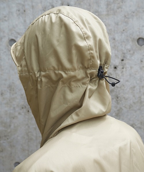 Wpc.（ダブリュピーシー）の「ウォーターリペレントレインポンチョ ユニセックス（レインコート/ポンチョ・メンズ・ベージュ/ブラック・FREE）」の4枚目の写真