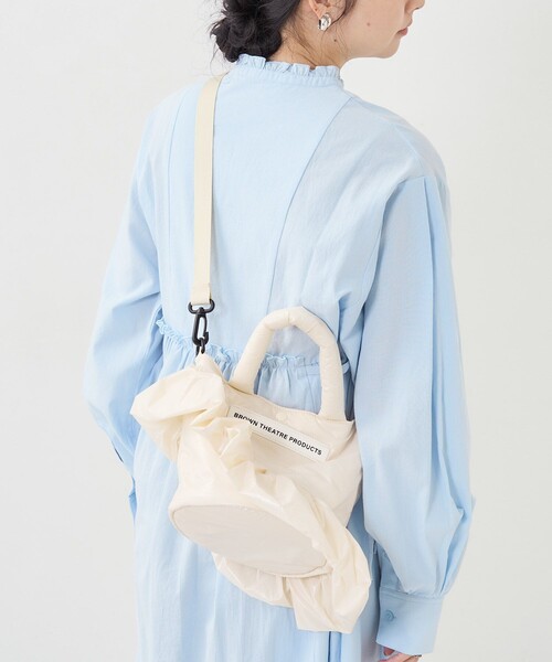 FREAK'S STORE（フリークスストア）の「BROWN THEATRE PRODUCTS × FREAK'S STORE/ブラウン 別注 2WAY パフフリル ショルダーバッグ（ショルダーバッグ・レディース・ブラック/ナチュラル・ONE SIZE）」の10枚目の写真