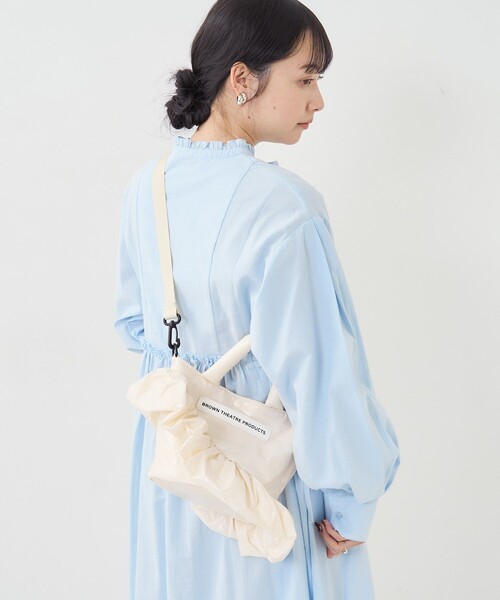 FREAK'S STORE（フリークスストア）の「BROWN THEATRE PRODUCTS × FREAK'S STORE/ブラウン 別注 2WAY パフフリル ショルダーバッグ（ショルダーバッグ・レディース・ブラック/ナチュラル・ONE SIZE）」の7枚目の写真