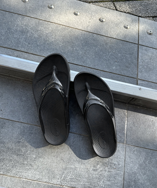 U by SPICK&SPAN（ユーバイスピックアンドスパン）の「≪追加≫【OOFOS / ウーフォス】 O Omega2（サンダル・レディース・タン/ブラック・23cm/24cm/25cm）」の12枚目の写真