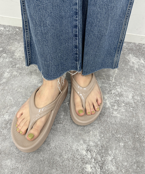 『やまな』【新品】OOFOSウーフォスサンダルEU40 OOFOS/ウーフォス OOmega サンダル 厚底サンダル（サンダル