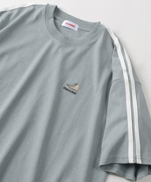 【CONVERSE/コンバース】スニーカーミニロゴ 刺繍 & 袖ラインデザイン  半袖Tシャツ/ユニセックス/ゲームシャツ