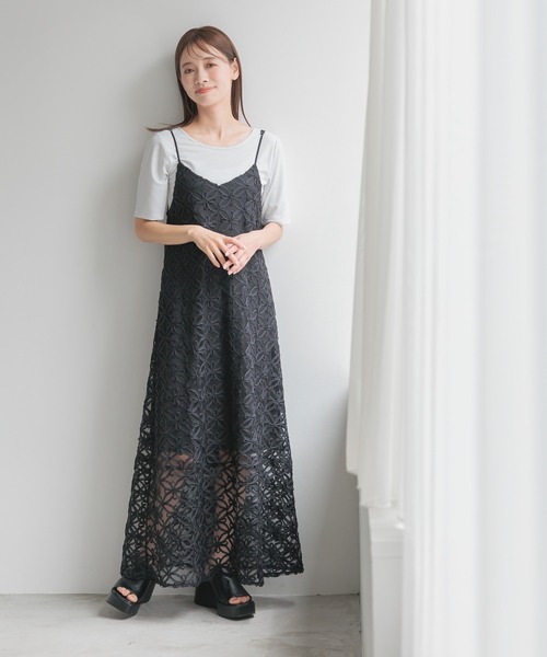 mysty woman（ミスティウーマン）の「前後2WAYフラワーモチーフキャミワンピース　135299（ワンピース・レディース・オフホワイト/ブラック・FREE）」の2枚目の写真