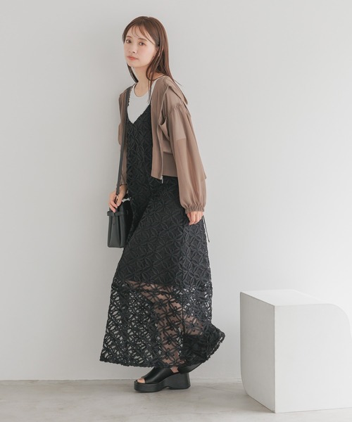 mysty woman（ミスティウーマン）の「前後2WAYフラワーモチーフキャミワンピース　135299（ワンピース・レディース・オフホワイト/ブラック・FREE）」の10枚目の写真