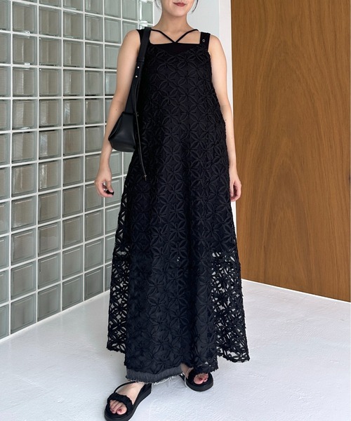 mysty woman（ミスティウーマン）の「前後2WAYフラワーモチーフキャミワンピース　135299（ワンピース・レディース・オフホワイト/ブラック・FREE）」の7枚目の写真