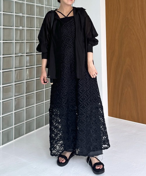 mysty woman（ミスティウーマン）の「前後2WAYフラワーモチーフキャミワンピース　135299（ワンピース・レディース・オフホワイト/ブラック・FREE）」の6枚目の写真