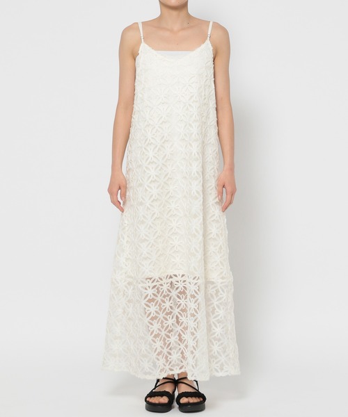 mysty woman（ミスティウーマン）の「前後2WAYフラワーモチーフキャミワンピース　135299（ワンピース・レディース・オフホワイト/ブラック・FREE）」の5枚目の写真