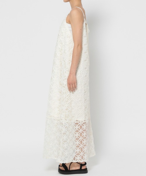 mysty woman（ミスティウーマン）の「前後2WAYフラワーモチーフキャミワンピース　135299（ワンピース・レディース・オフホワイト/ブラック・FREE）」の4枚目の写真