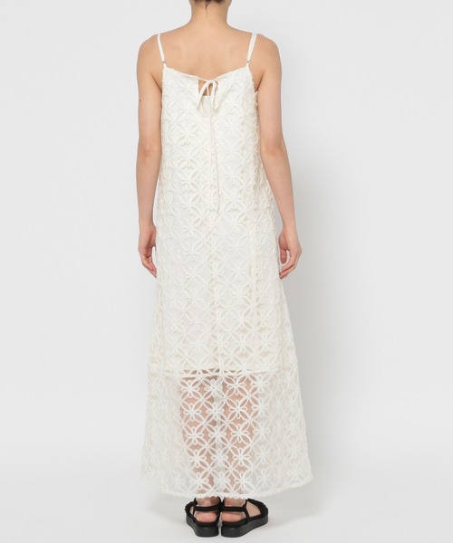 mysty woman（ミスティウーマン）の「前後2WAYフラワーモチーフキャミワンピース　135299（ワンピース・レディース・オフホワイト/ブラック・FREE）」の3枚目の写真