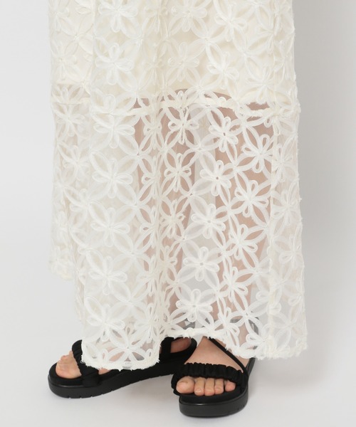 mysty woman（ミスティウーマン）の「前後2WAYフラワーモチーフキャミワンピース　135299（ワンピース・レディース・オフホワイト/ブラック・FREE）」の14枚目の写真