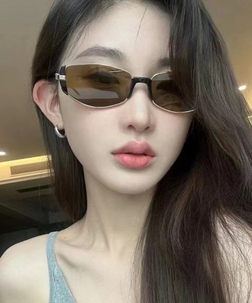 MGV(エムジーヴィー)の「Vintage Style Square Sunglasses(サングラス・メンズ・シルバー/ブラック/ゴールド・FREE)」の6枚目の写真