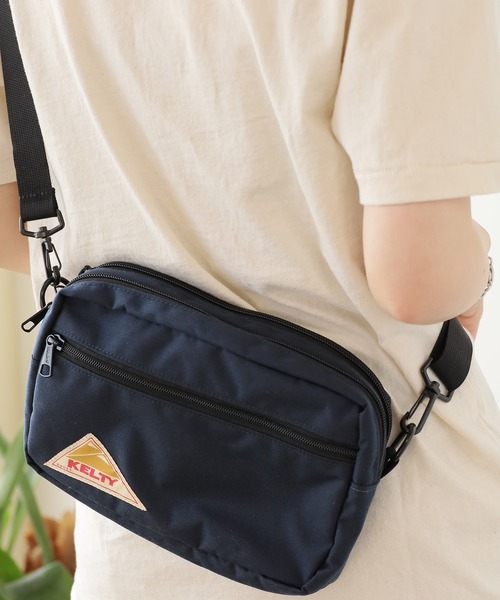 KELTY(ケルティ)の「KELTY/ケルティ RECTANGLE ZIP SHOULDER ショルダーバッグ ワンポイント ロゴ ショルダーポーチ(ショルダーバッグ・メンズ・キャメル/ネイビー/ダークベージュ/ブラック・FREE)」の3枚目の写真
