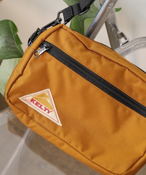 KELTY(ケルティ)の「KELTY/ケルティ RECTANGLE ZIP SHOULDER ショルダーバッグ ワンポイント ロゴ ショルダーポーチ(ショルダーバッグ・メンズ・キャメル/ネイビー/ダークベージュ/ブラック・FREE)」の4枚目の写真