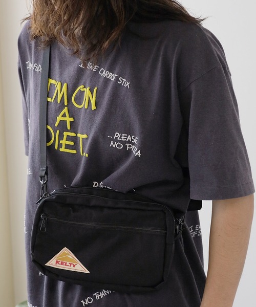 KELTY(ケルティ)の「KELTY/ケルティ RECTANGLE ZIP SHOULDER ショルダーバッグ ワンポイント ロゴ ショルダーポーチ(ショルダーバッグ・メンズ・キャメル/ネイビー/ダークベージュ/ブラック・FREE)」の2枚目の写真