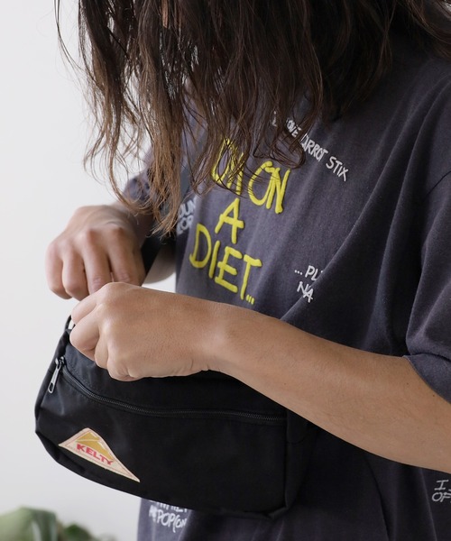 KELTY(ケルティ)の「KELTY/ケルティ RECTANGLE ZIP SHOULDER ショルダーバッグ ワンポイント ロゴ ショルダーポーチ(ショルダーバッグ・メンズ・キャメル/ネイビー/ダークベージュ/ブラック・FREE)」の18枚目の写真