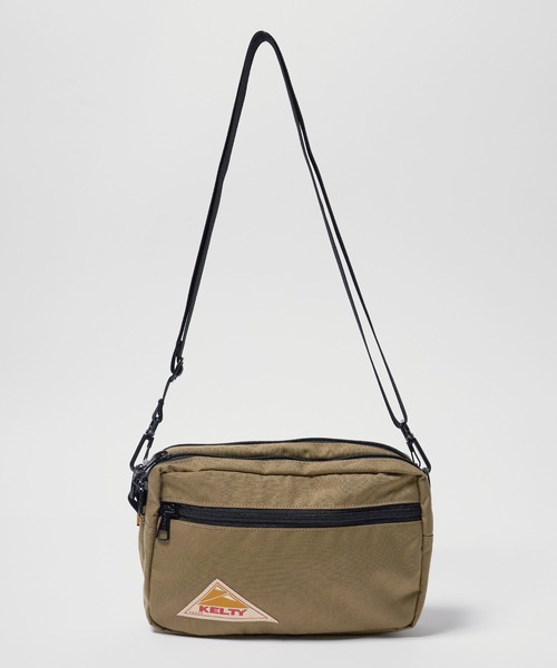 KELTY(ケルティ)の「KELTY/ケルティ RECTANGLE ZIP SHOULDER ショルダーバッグ ワンポイント ロゴ ショルダーポーチ(ショルダーバッグ・メンズ・キャメル/ネイビー/ダークベージュ/ブラック・FREE)」の19枚目の写真