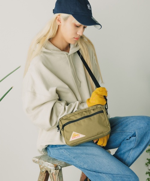 KELTY(ケルティ)の「KELTY/ケルティ RECTANGLE ZIP SHOULDER ショルダーバッグ ワンポイント ロゴ ショルダーポーチ(ショルダーバッグ・メンズ・キャメル/ネイビー/ダークベージュ/ブラック・FREE)」の21枚目の写真
