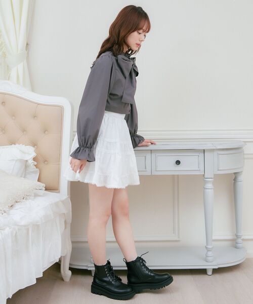 ems excite(エムズエキサイト)の「プレート付BIGボウタイBL(シャツ/ブラウス・レディース・ブルー/チャコールグレー/ホワイト・FREE)」の13枚目の写真