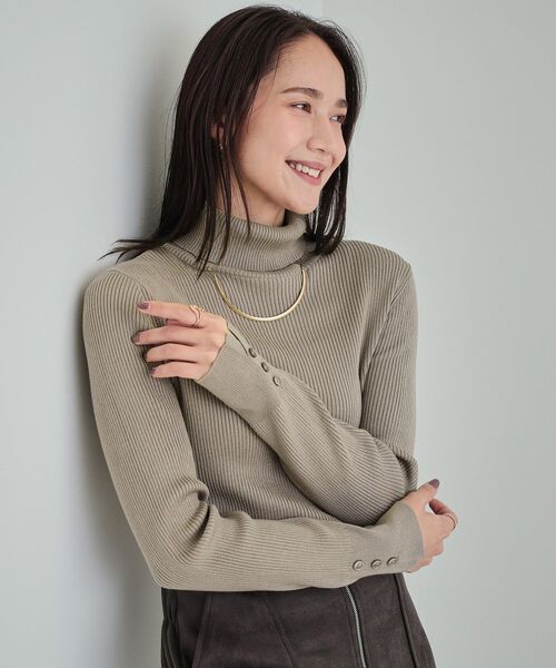 SHOO・LA・RUE（シューラルー）の「◆【高レビュー/洗える/S-3L】ちくちくしにくい なめらか リブタートルニット（ニット/セーター・レディース・ワインレッド/オフホワイト/グレー/ダークグリーン/ブルー/ホワイト系5/ベージュ系その他5/ブラック/ベージュ/グリーン系/ライトブルー・01/02/03/04/05）」の6枚目の写真