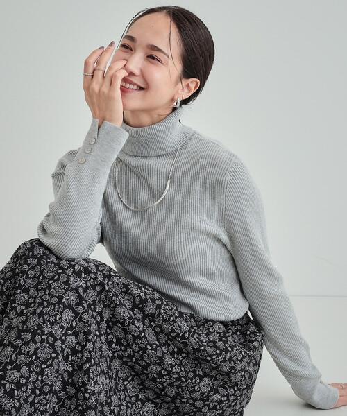 SHOO・LA・RUE（シューラルー）の「◆【高レビュー/洗える/S-3L】ちくちくしにくい なめらか リブタートルニット（ニット/セーター・レディース・ワインレッド/オフホワイト/グレー/ダークグリーン/ブルー/ホワイト系5/ベージュ系その他5/ブラック/ベージュ/グリーン系/ライトブルー・01/02/03/04/05）」の5枚目の写真