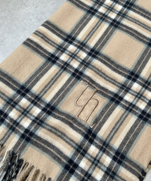 Thevon（ゼボン）の「Thロゴ刺繍カラーストール（マフラー・レディース・アイボリー/サックスブルー/レッド系その他/ベージュ・FREE）」の14枚目の写真