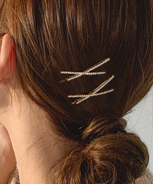 DiamondHearts(ダイヤモンドハーツ)の「ラインストーンクロスヘアピン(ヘアピン・レディース・ゴールド・FREE)」の2枚目の写真