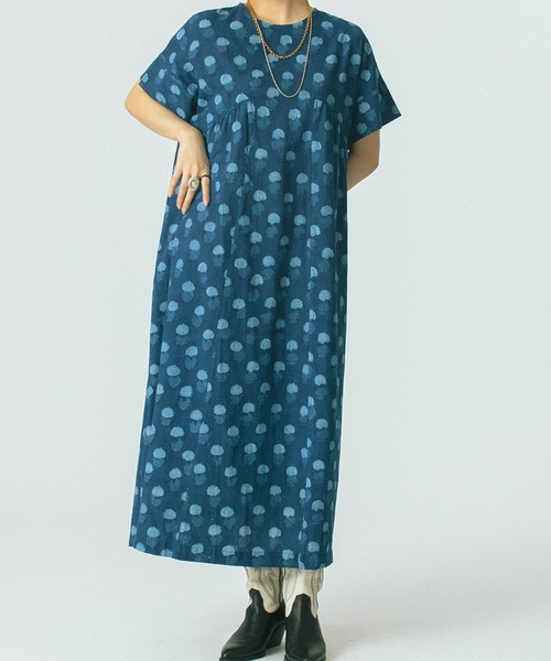 ROSE BUD(ローズバッド)の「(GENE HEAVENS)INDIGO FLOWER SMOCK DRESS(ワンピース・レディース・ブルー・ONE SIZE)」の1枚目の写真