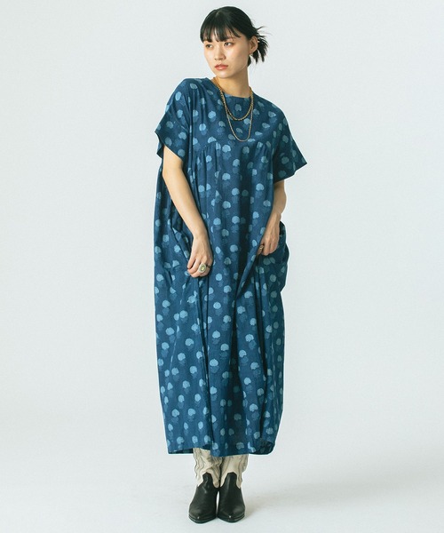 ROSE BUD(ローズバッド)の「(GENE HEAVENS)INDIGO FLOWER SMOCK DRESS(ワンピース・レディース・ブルー・ONE SIZE)」の2枚目の写真