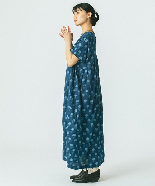 ROSE BUD(ローズバッド)の「(GENE HEAVENS)INDIGO FLOWER SMOCK DRESS(ワンピース・レディース・ブルー・ONE SIZE)」の4枚目の写真