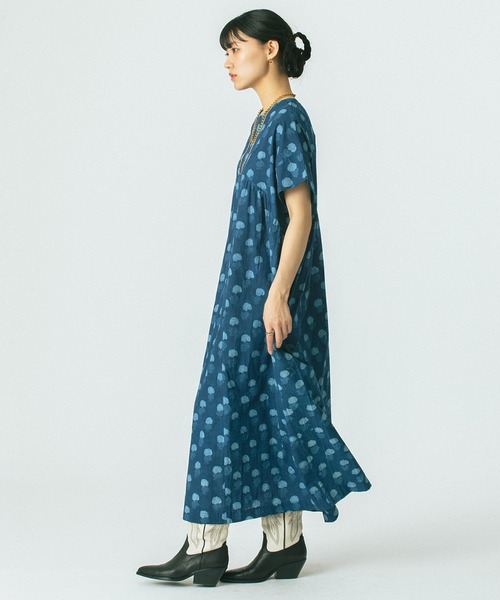 ROSE BUD(ローズバッド)の「(GENE HEAVENS)INDIGO FLOWER SMOCK DRESS(ワンピース・レディース・ブルー・ONE SIZE)」の5枚目の写真