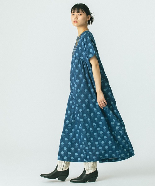 ROSE BUD(ローズバッド)の「(GENE HEAVENS)INDIGO FLOWER SMOCK DRESS(ワンピース・レディース・ブルー・ONE SIZE)」の6枚目の写真