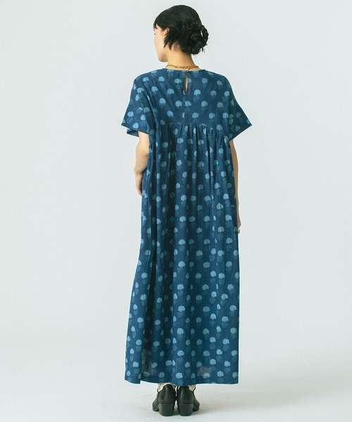 ROSE BUD(ローズバッド)の「(GENE HEAVENS)INDIGO FLOWER SMOCK DRESS(ワンピース・レディース・ブルー・ONE SIZE)」の7枚目の写真