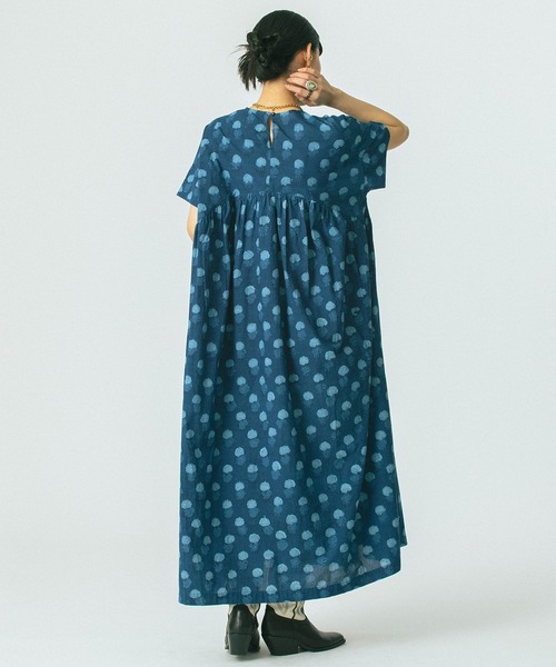 ROSE BUD(ローズバッド)の「(GENE HEAVENS)INDIGO FLOWER SMOCK DRESS(ワンピース・レディース・ブルー・ONE SIZE)」の8枚目の写真