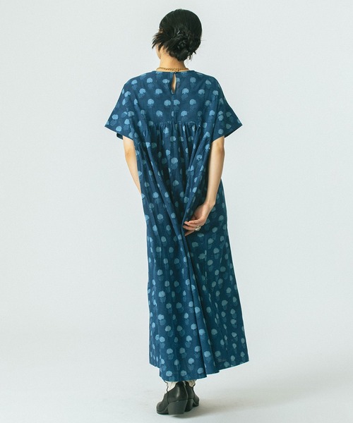 ROSE BUD(ローズバッド)の「(GENE HEAVENS)INDIGO FLOWER SMOCK DRESS(ワンピース・レディース・ブルー・ONE SIZE)」の9枚目の写真