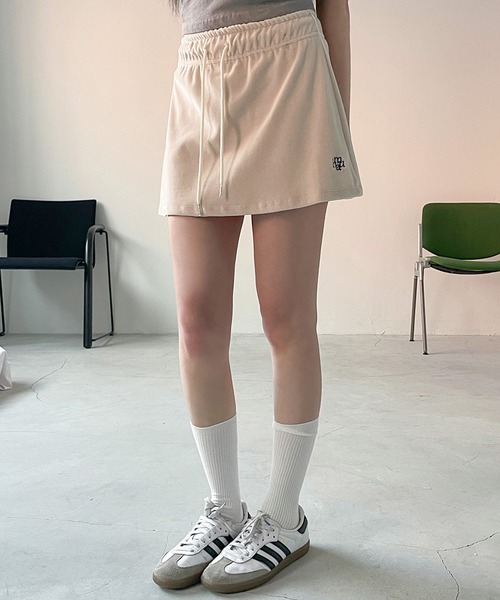 muahmuah(ムーアムーア)の「A'GEM/9 × .kom 『muah muah/ムーアムーア』 VELOUR TRAINING SKIRT/ベロア トレーニング スカート(スカート・レディース・ベージュ/ピンク/ブラック/グレー・FREE)」の2枚目の写真
