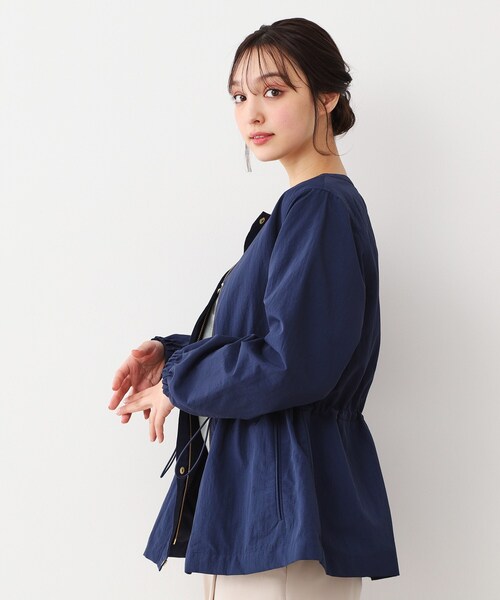 LAURA ASHLEY(ローラアシュレイ)の「【ウエスト調整可】ナイロン ノーカラーブルゾン(ブルゾン・レディース・ベージュ/ネイビー・40/38)」の8枚目の写真
