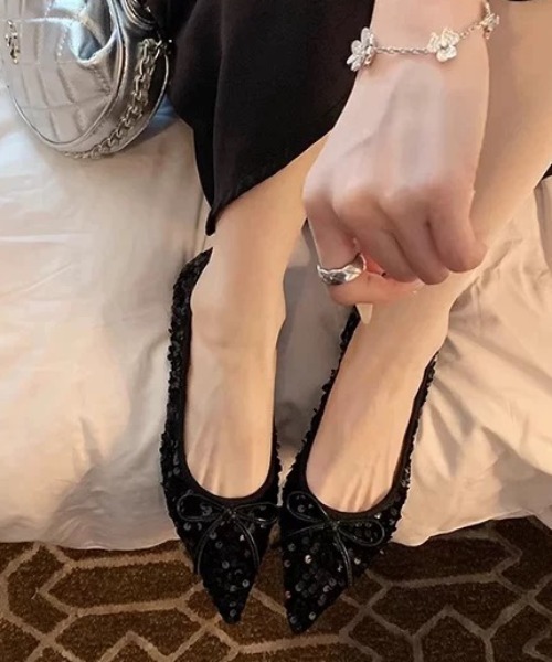 ampm（エーエムピーエム）の「スパンコールポンティッドトゥフラットパンプス（パンプス・レディース・シルバー/ブラック・40/39/38/37/36/35）」の2枚目の写真