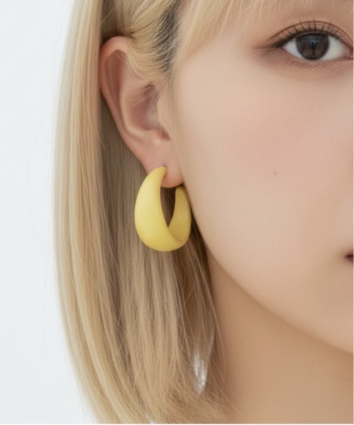 rae(レイ)の「【rae】ビッグフープピアス(ピアス(両耳用)・レディース・ピンク/ブルー/ライトピンク/バーガンディー/ブラック/ブルー系/イエロー/オレンジ/ホワイト/グリーン/レッド・FREE)」の6枚目の写真