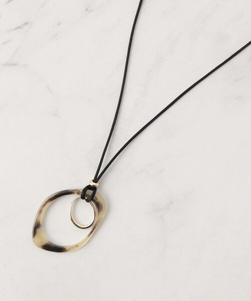 INDIVI（インディヴィ）の「【フリー調整】マーブル調樹脂ロングネックレス（ネックレス・レディース・ベージュ系その他7/ブラック系3・00）」の2枚目の写真