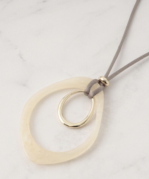 INDIVI（インディヴィ）の「【フリー調整】マーブル調樹脂ロングネックレス（ネックレス・レディース・ベージュ系その他7/ブラック系3・00）」の3枚目の写真